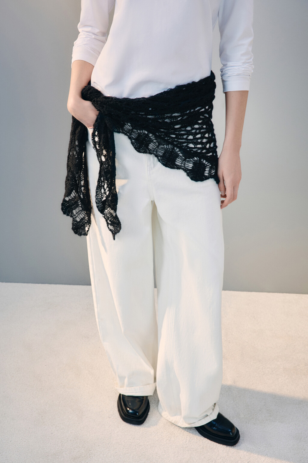 Косынка вязаная ажурная - цвет черный - 2