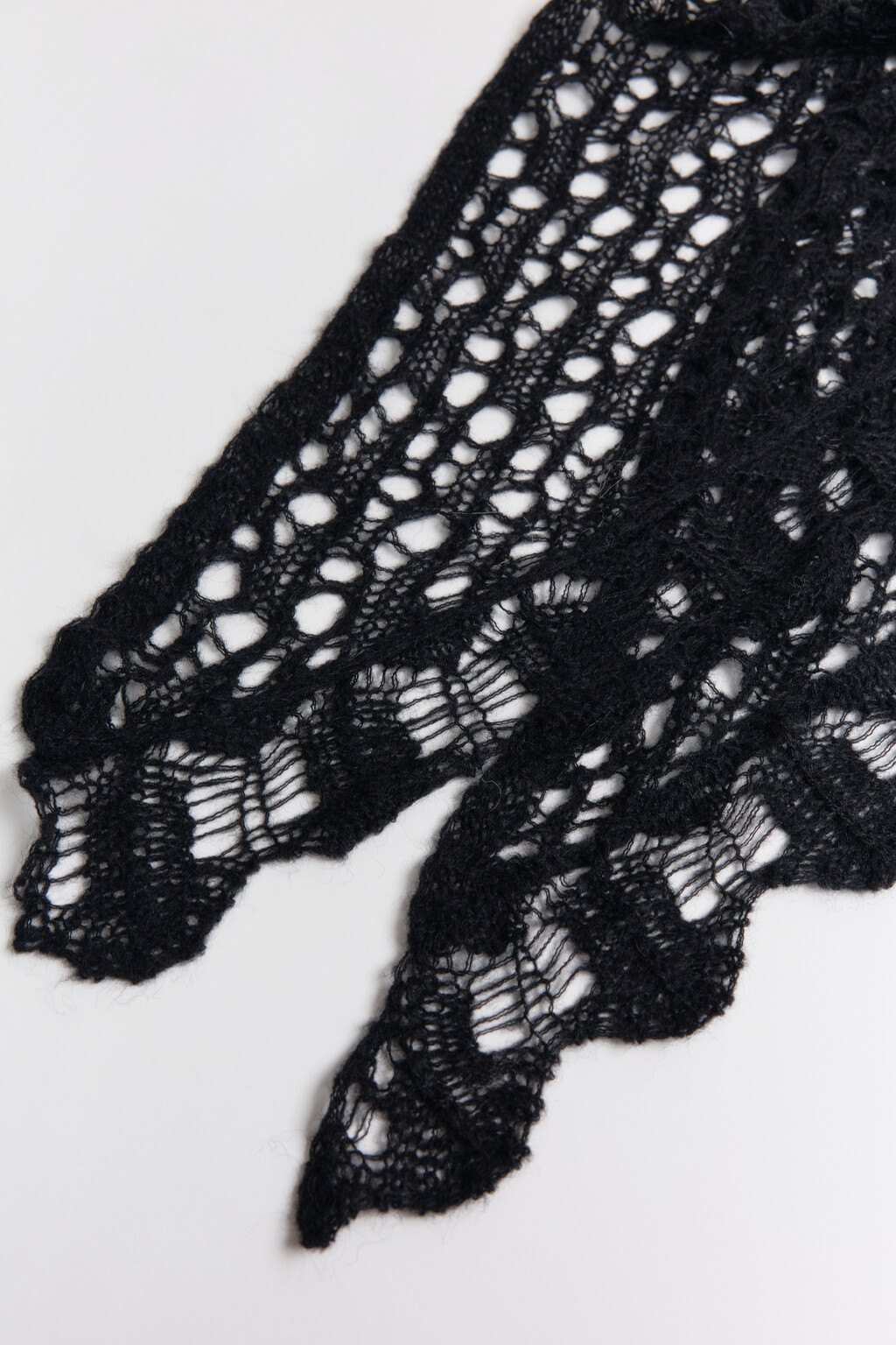 Косынка вязаная ажурная - цвет черный - 4