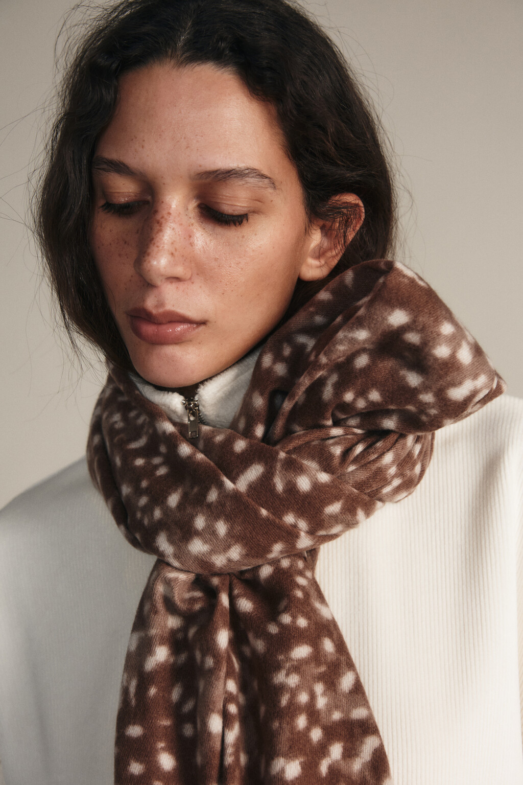 Шарф тонкий с принтом и бахромой - цвет коричневый - 3