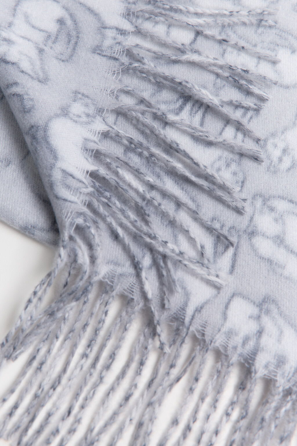 Шарф тонкий с принтом и бахромой - цвет серый - 2