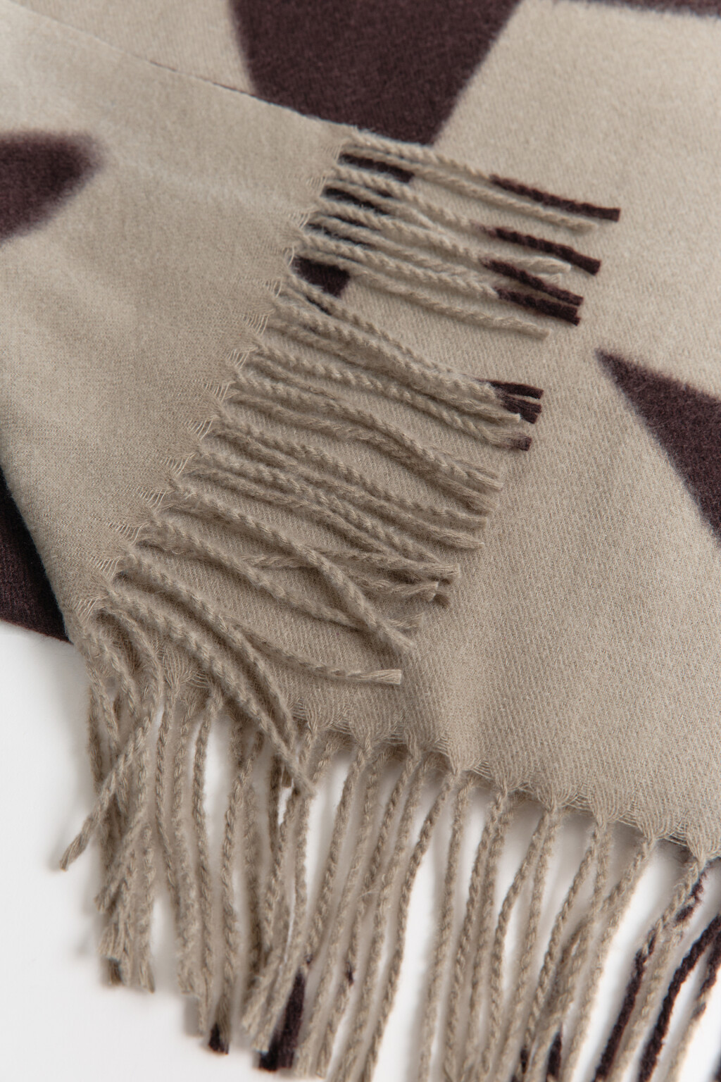 Шарф тонкий с принтом и бахромой - цвет черный - 2