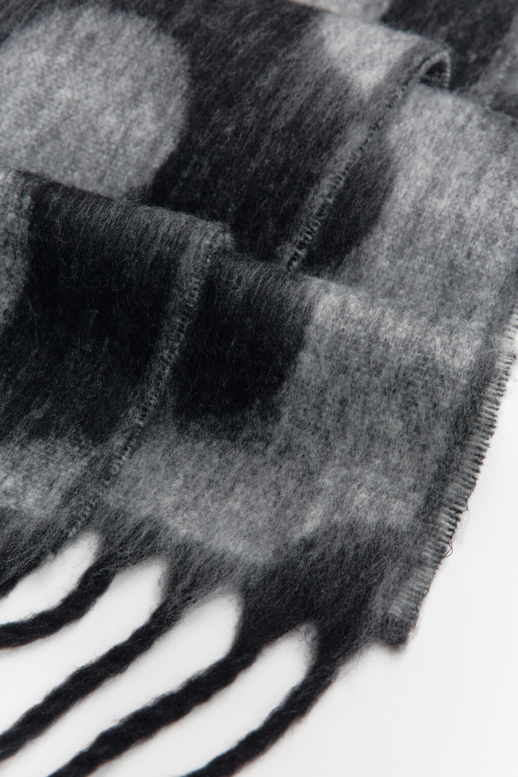 Шарф теплый с бахромой и принтом - цвет черный - 4