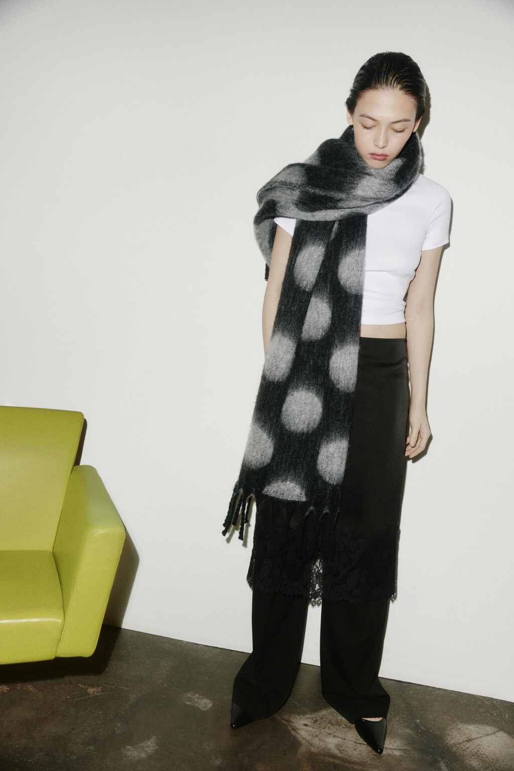 Шарф теплый с бахромой и принтом - цвет черный - 2