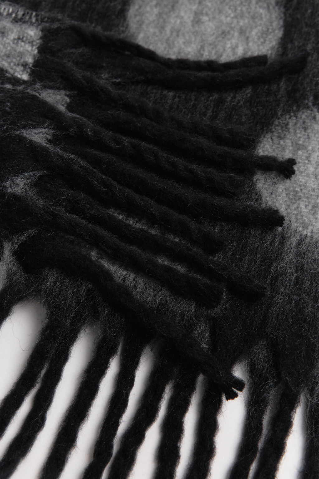 Шарф теплый с бахромой и принтом - цвет черный - 6