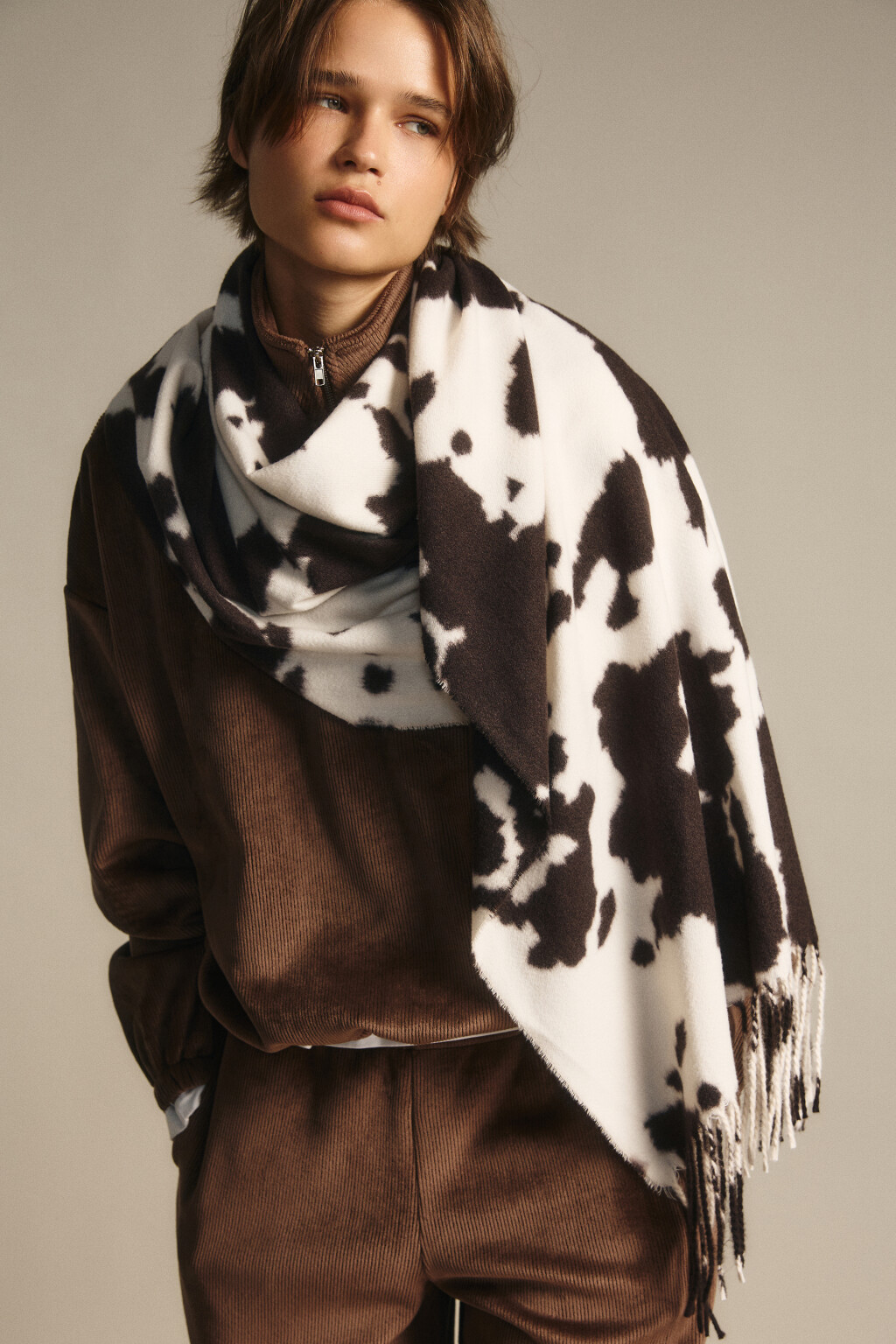 Шарф с бахромой и коровьим принтом - цвет коричневый - 1