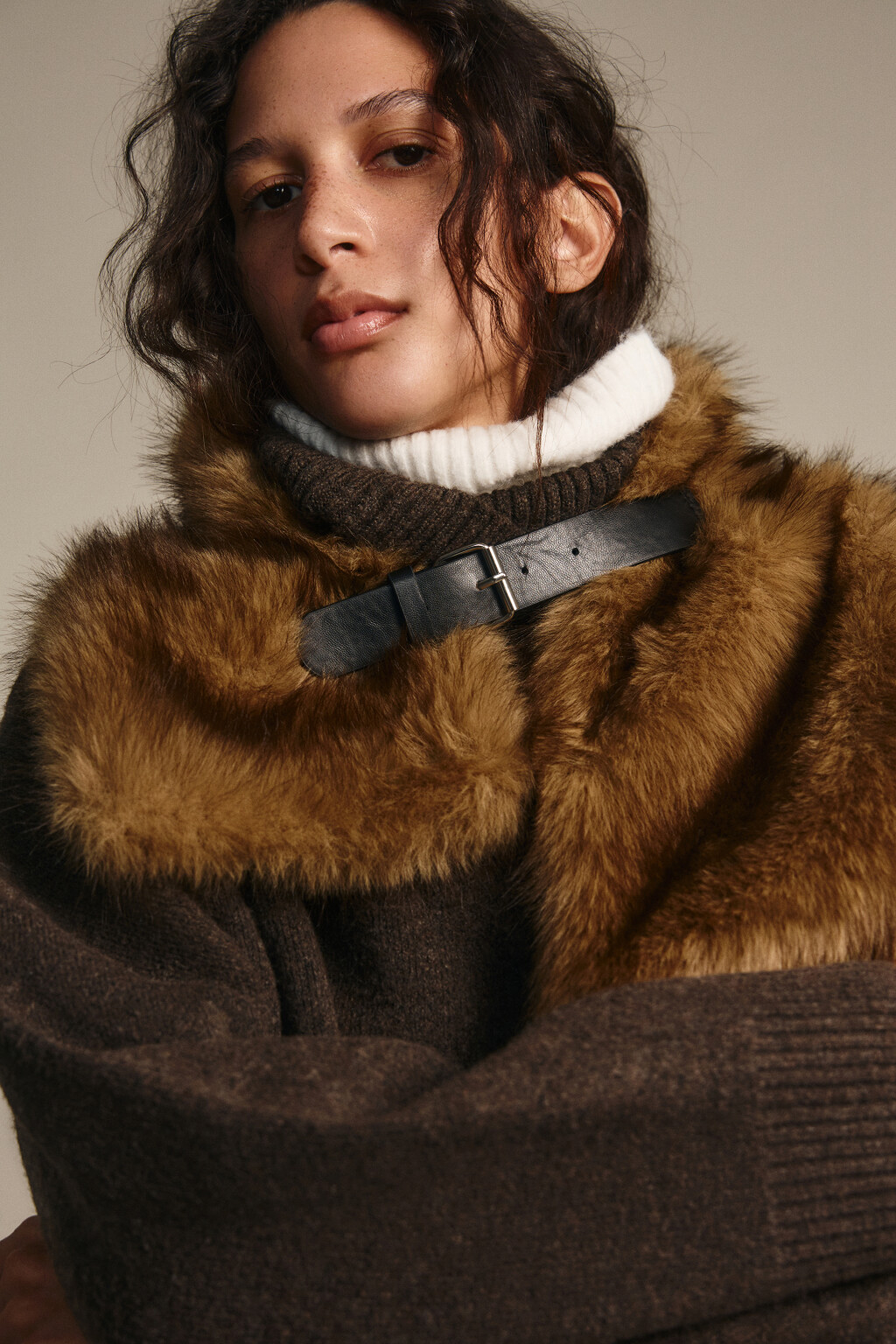 Накидка меховая с ремешком - цвет мультиколор - 1