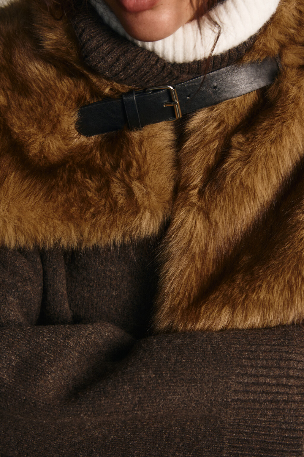 Накидка меховая с ремешком - цвет мультиколор - 2