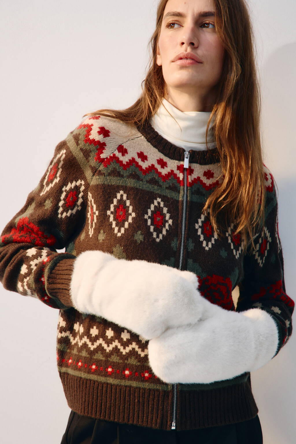 Варежки из искусственного меха - цвет белый - 5