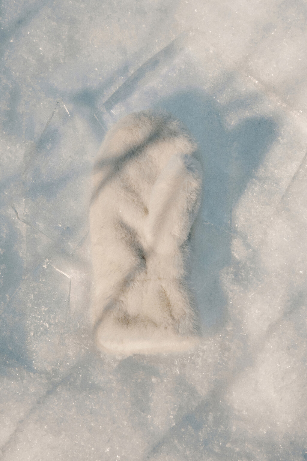 Варежки из искусственного меха - цвет белый - 1