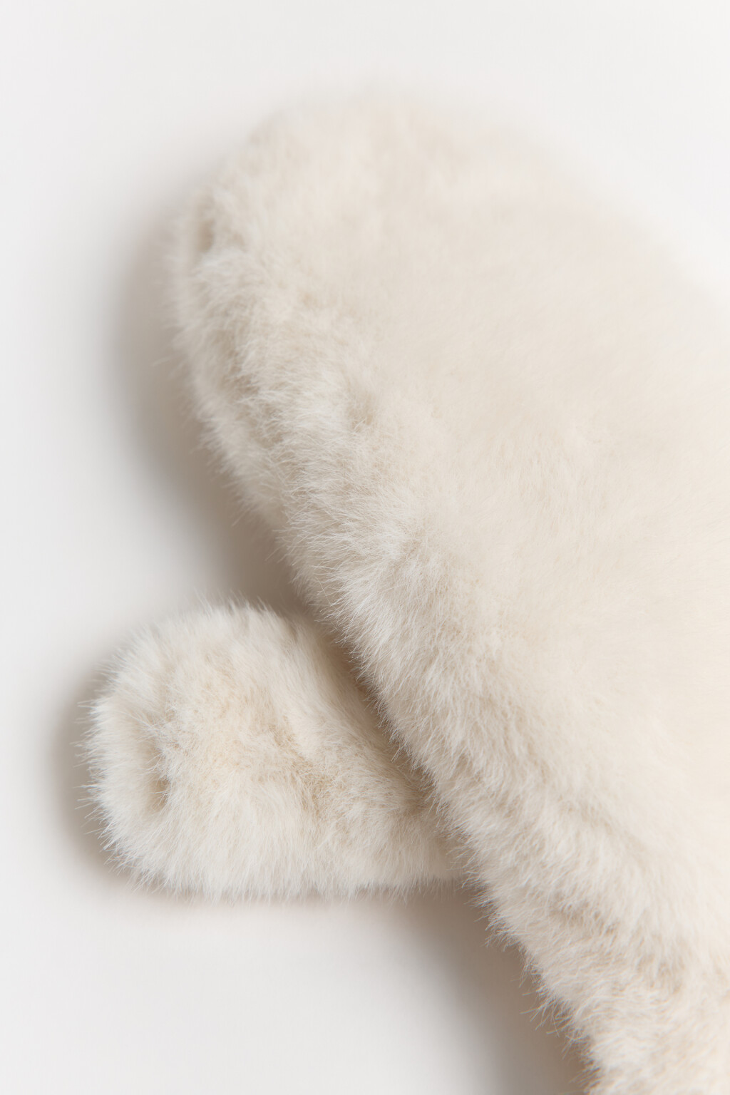 Варежки из искусственного меха - цвет белый - 4