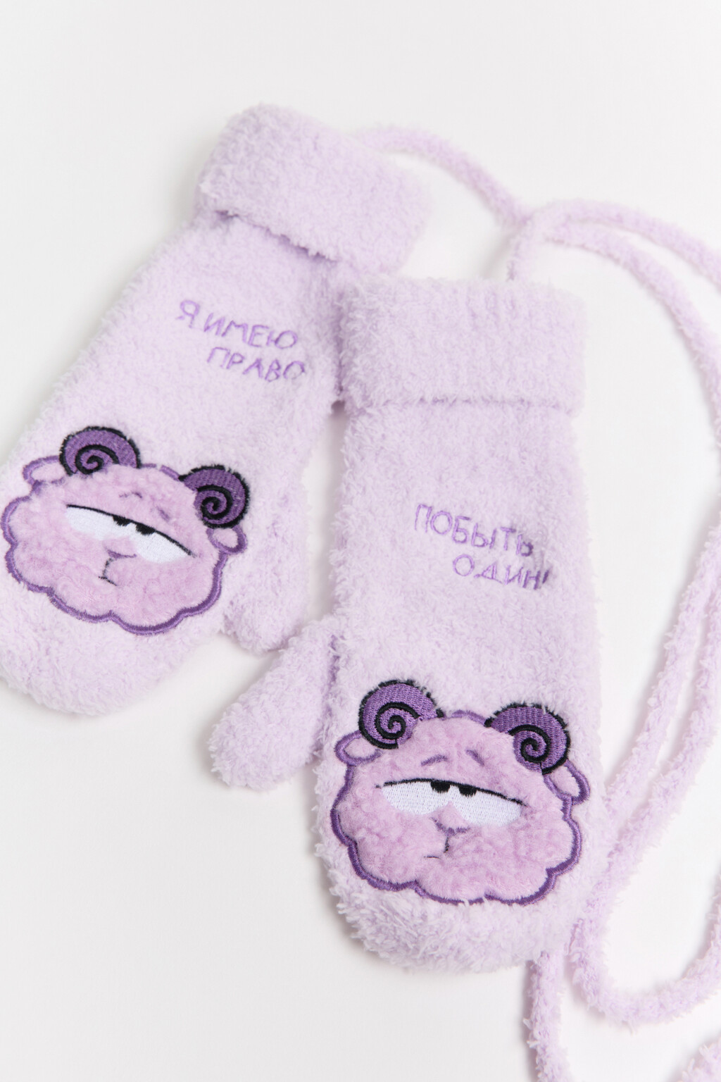 Варежки махровые с вышивкой на веревочке - цвет сиреневый - 4