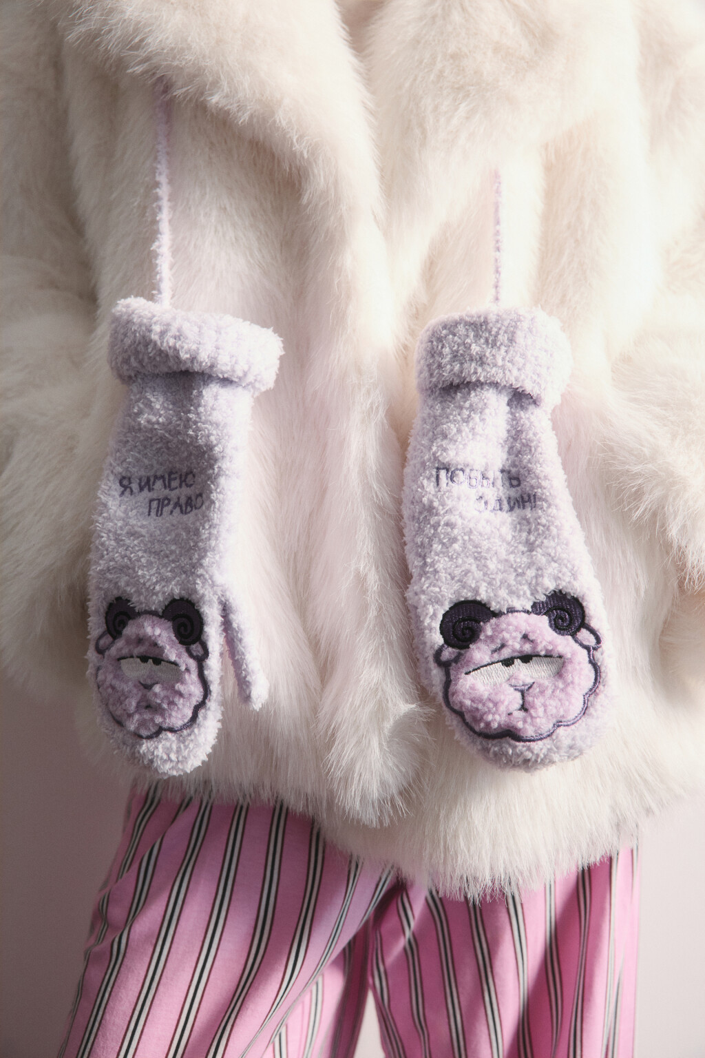 Варежки махровые с вышивкой на веревочке - цвет сиреневый - 1