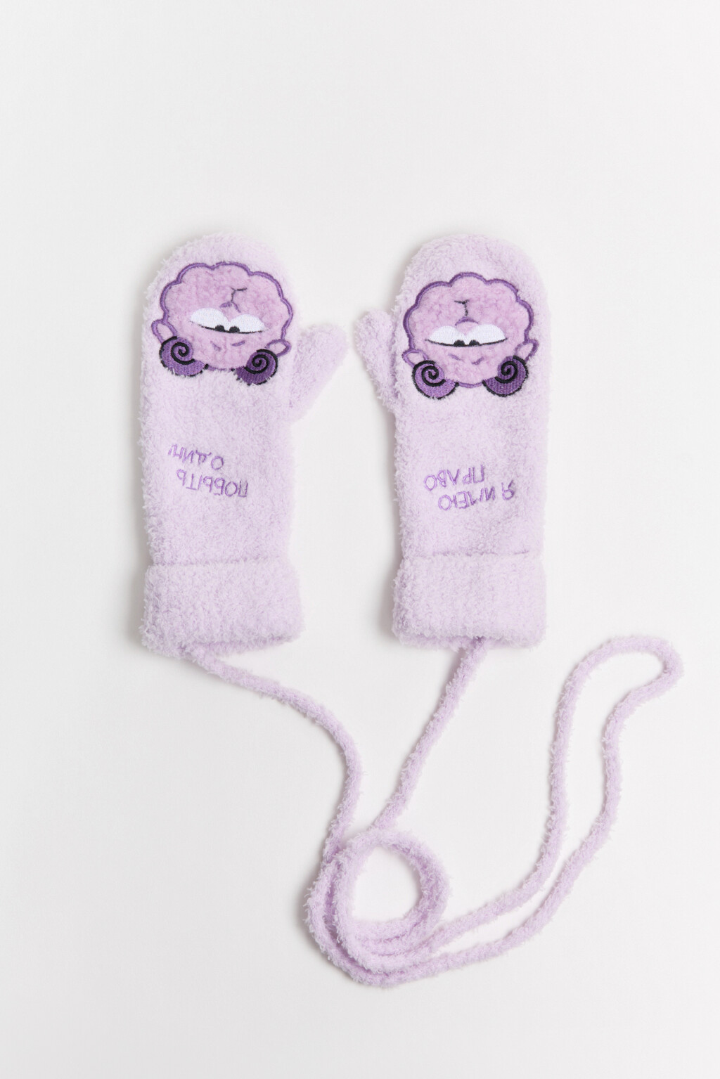 Варежки махровые с вышивкой на веревочке - цвет сиреневый - 5