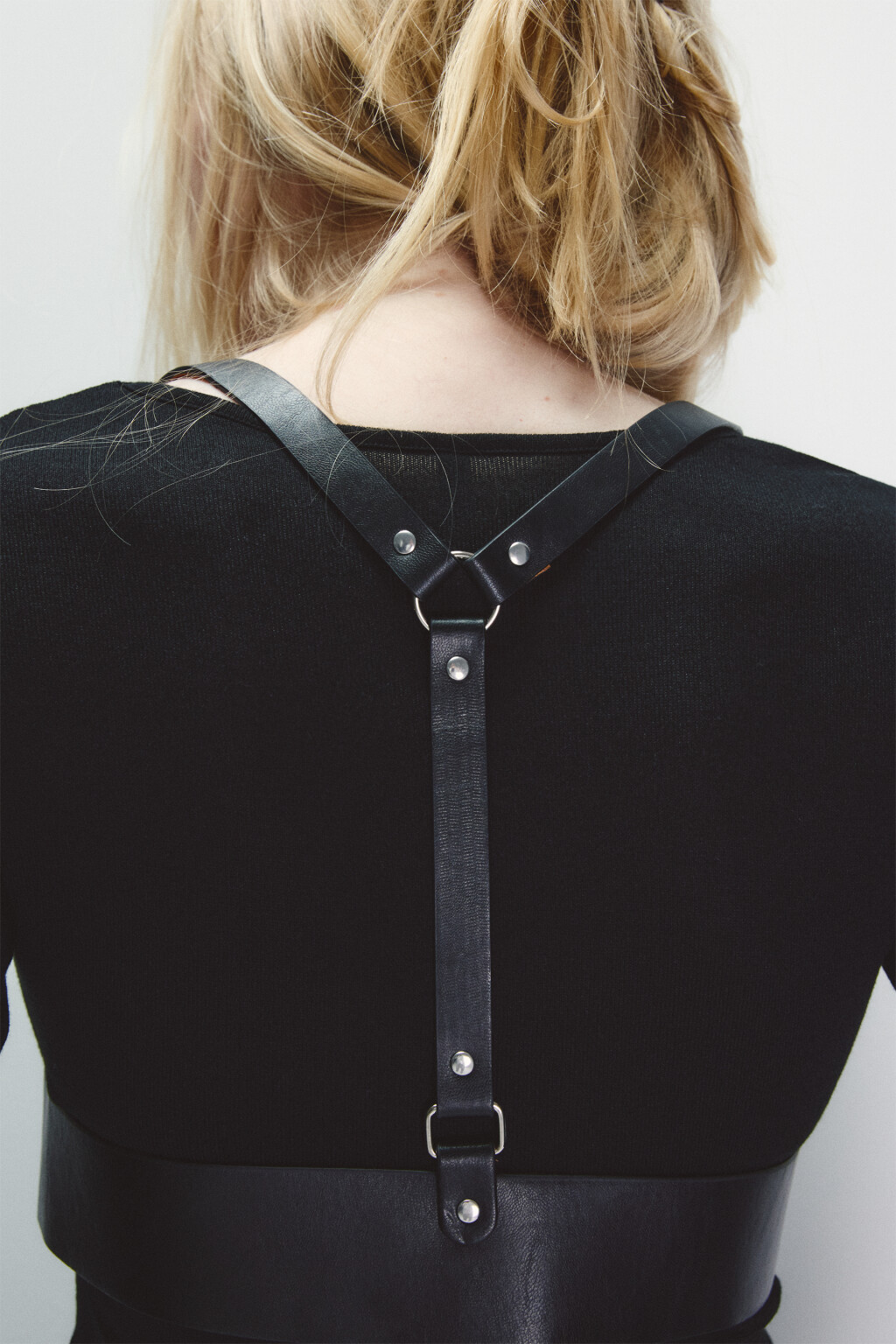 Портупея с кожаной фактурой - цвет черный - 2