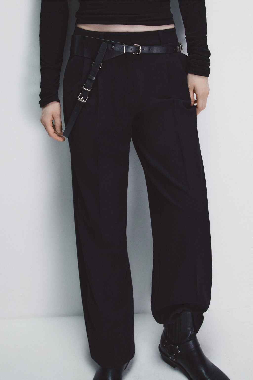 Портупея с кожаной фактурой - цвет черный - 4