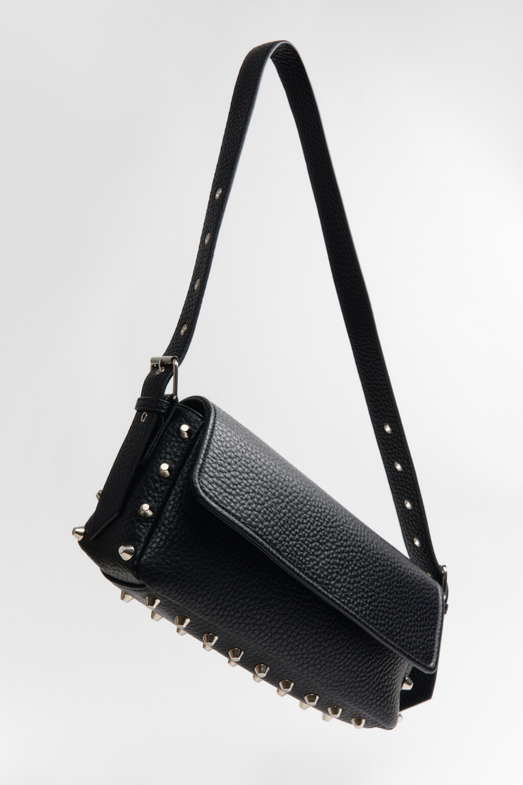 Сумка на плечо с декором из шипов - цвет черный - 3