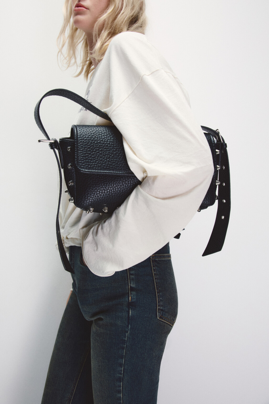 Сумка на плечо с декором из шипов - цвет черный - 1