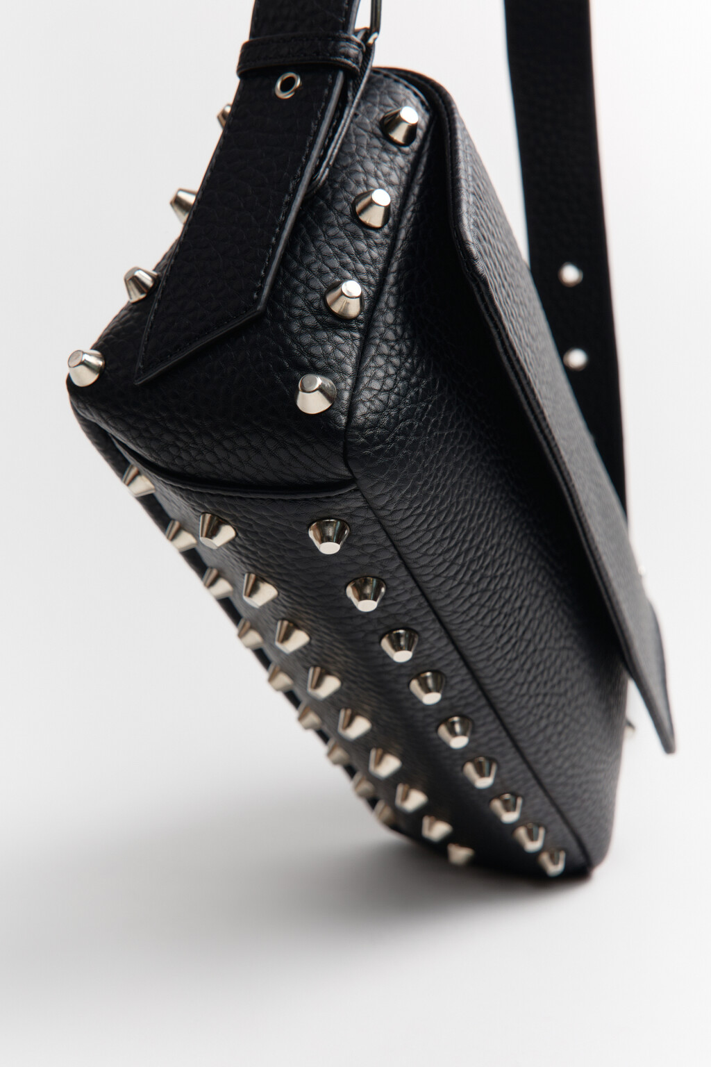 Сумка на плечо с декором из шипов - цвет черный - 7
