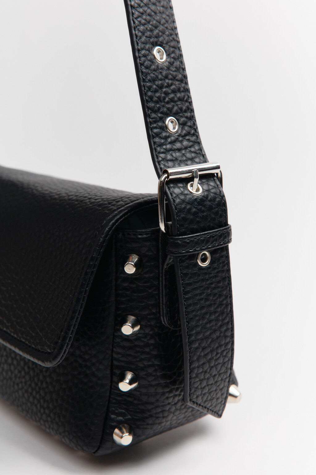 Сумка на плечо с декором из шипов - цвет черный - 8