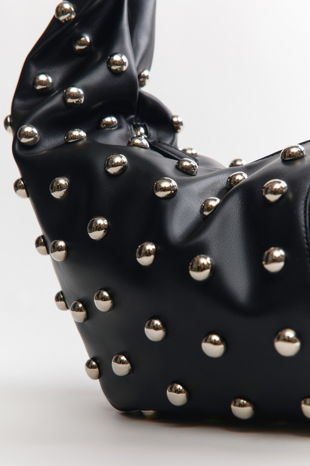 Сумка-хобо с металлическим декором - цвет черный - 4