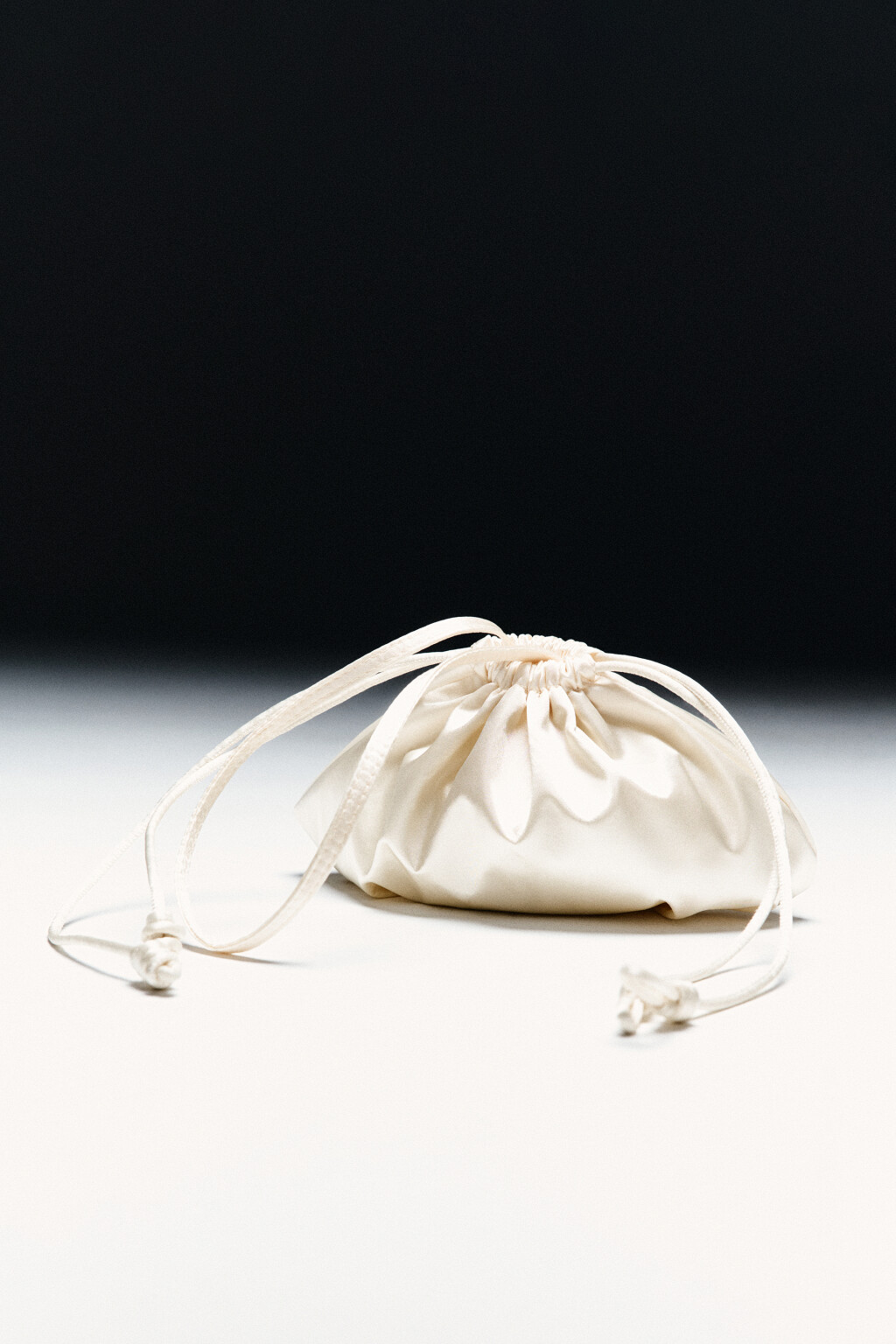 Сумка-кисет атласная на завязках - цвет молочный - 1