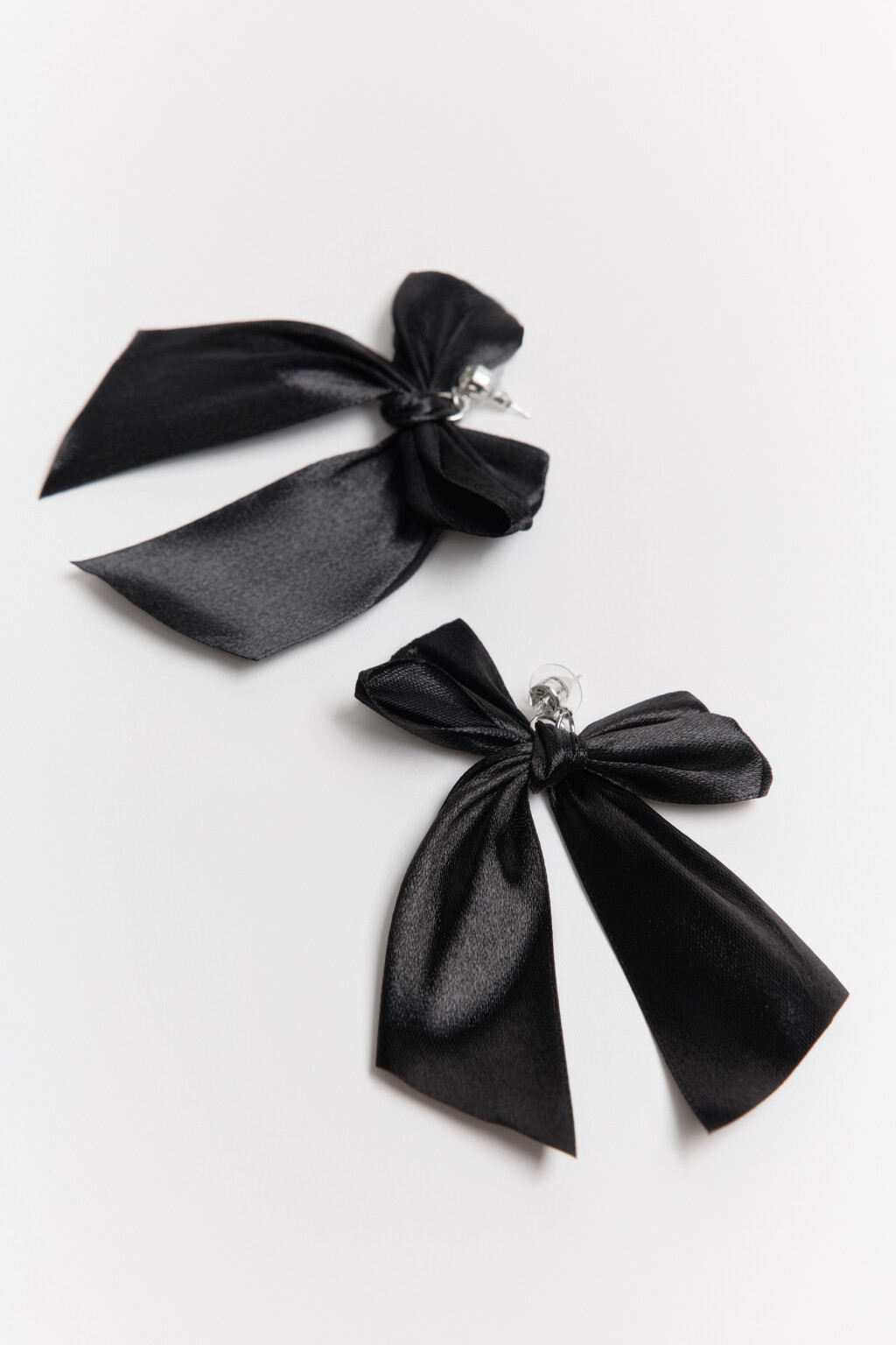 Серьги-гвоздики с атласными бантами - цвет серый - 1