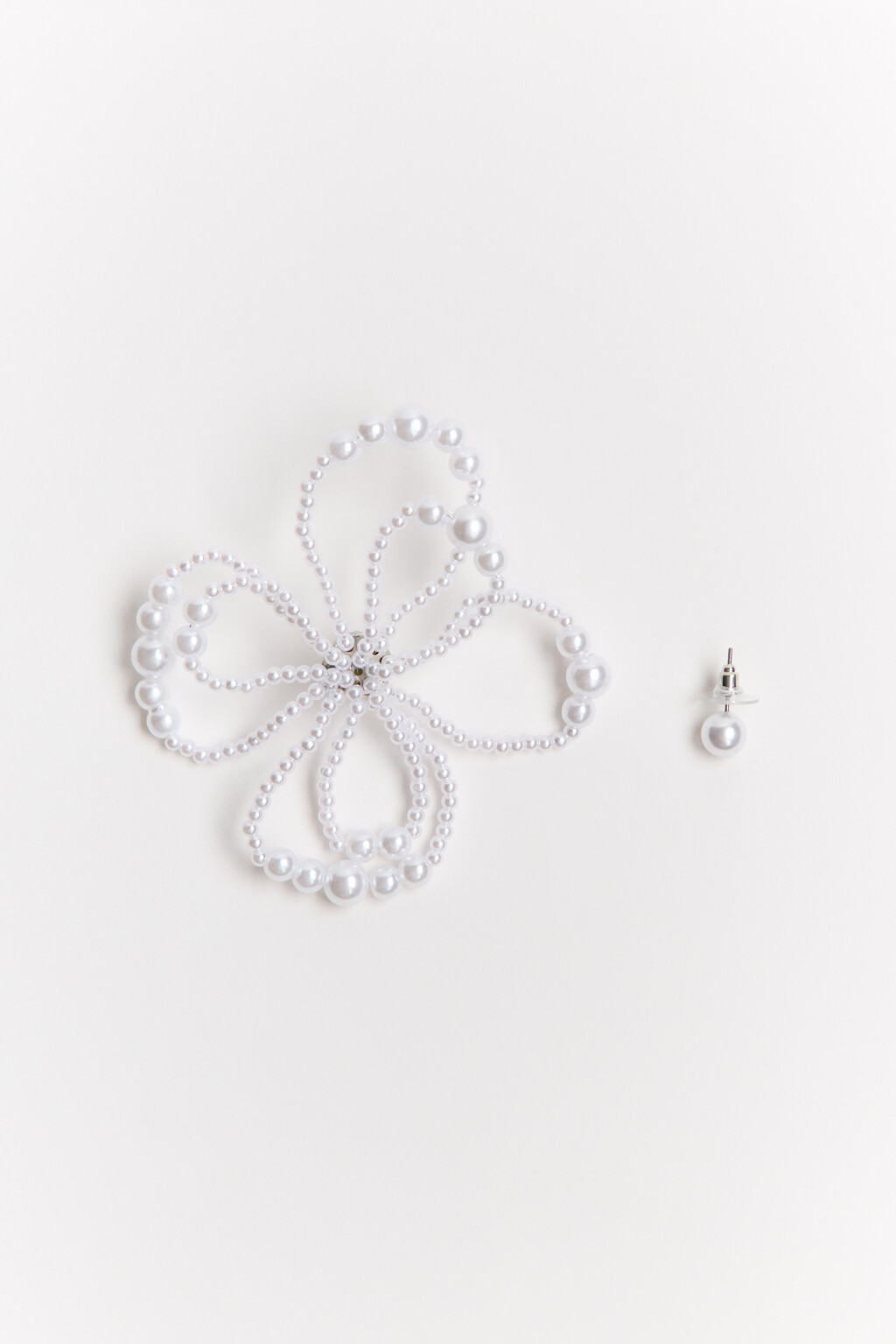 Серьги-гвоздики с жемчужным бисером - цвет серый - 3