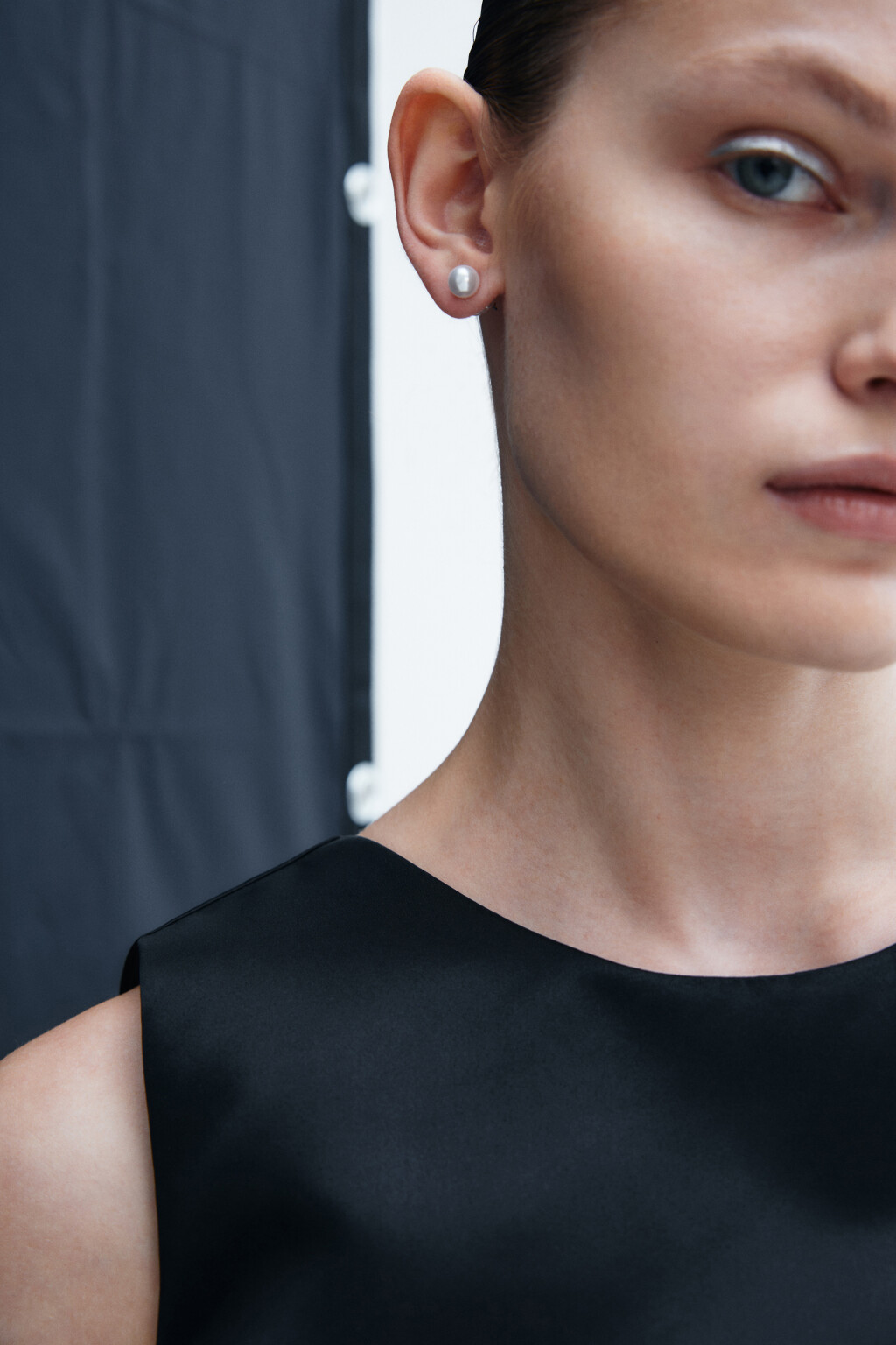 Серьги-гвоздики с жемчужным бисером - цвет серый - 2