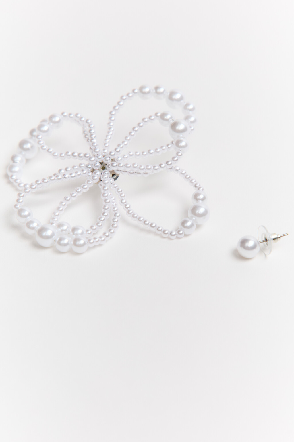 Серьги-гвоздики с жемчужным бисером - цвет серый - 4