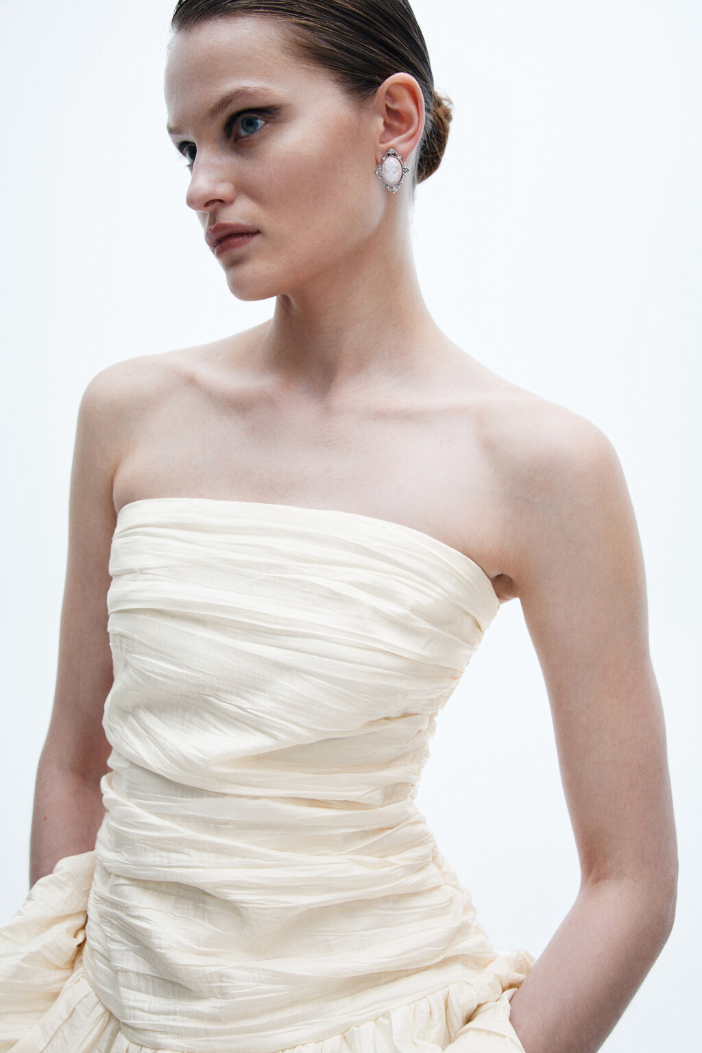 Серьги с портретом и узором - цвет серый - 5