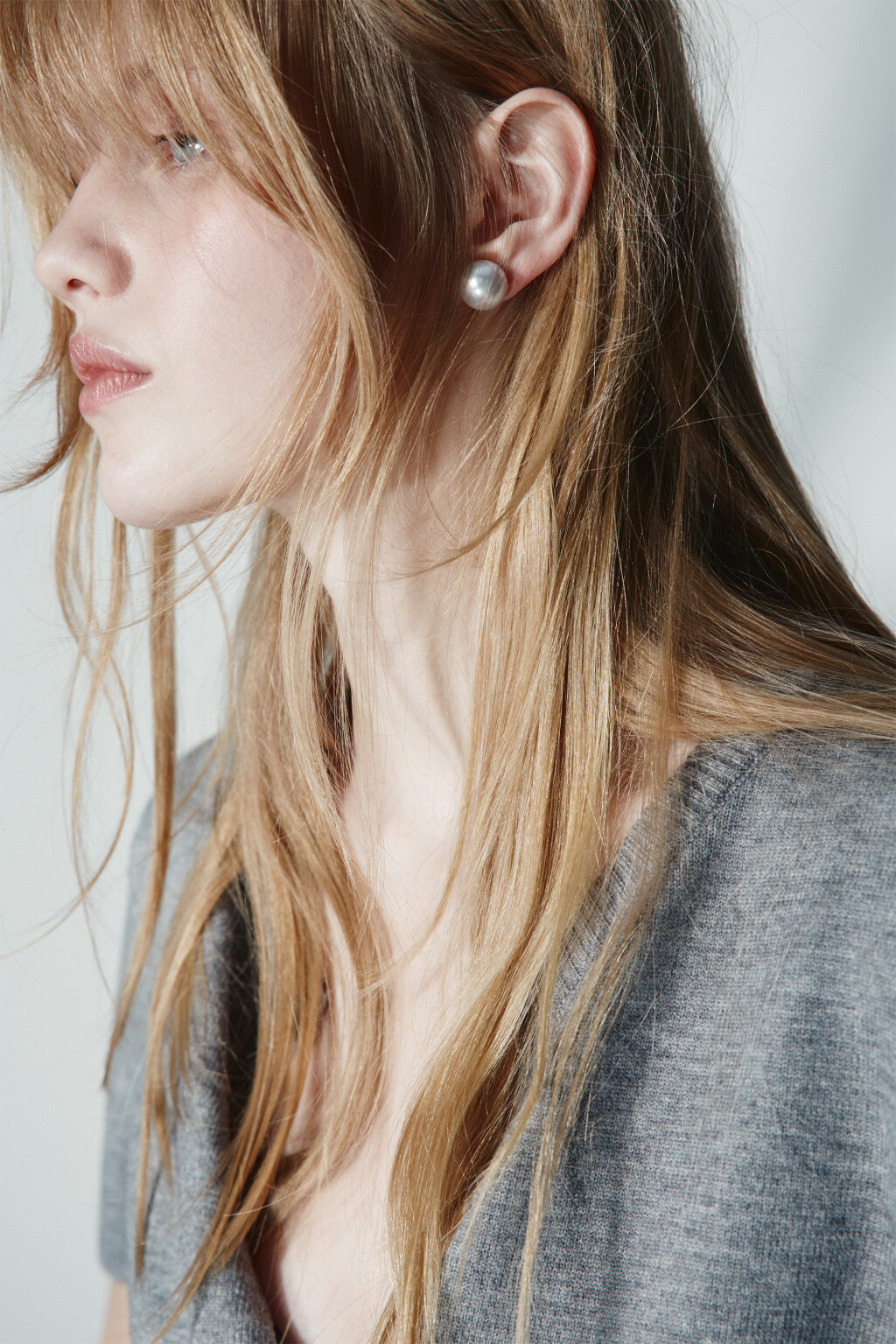 Серьги-гвоздики с жемчужной бусинкой - цвет серый - 1