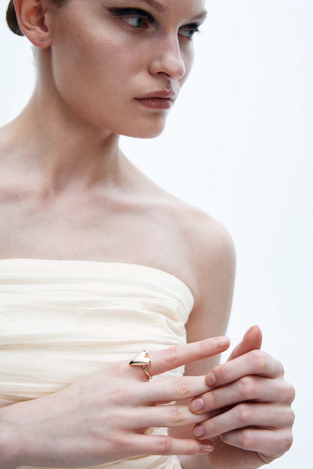 Кольцо гладкое с сердечком - цвет желтый - 2