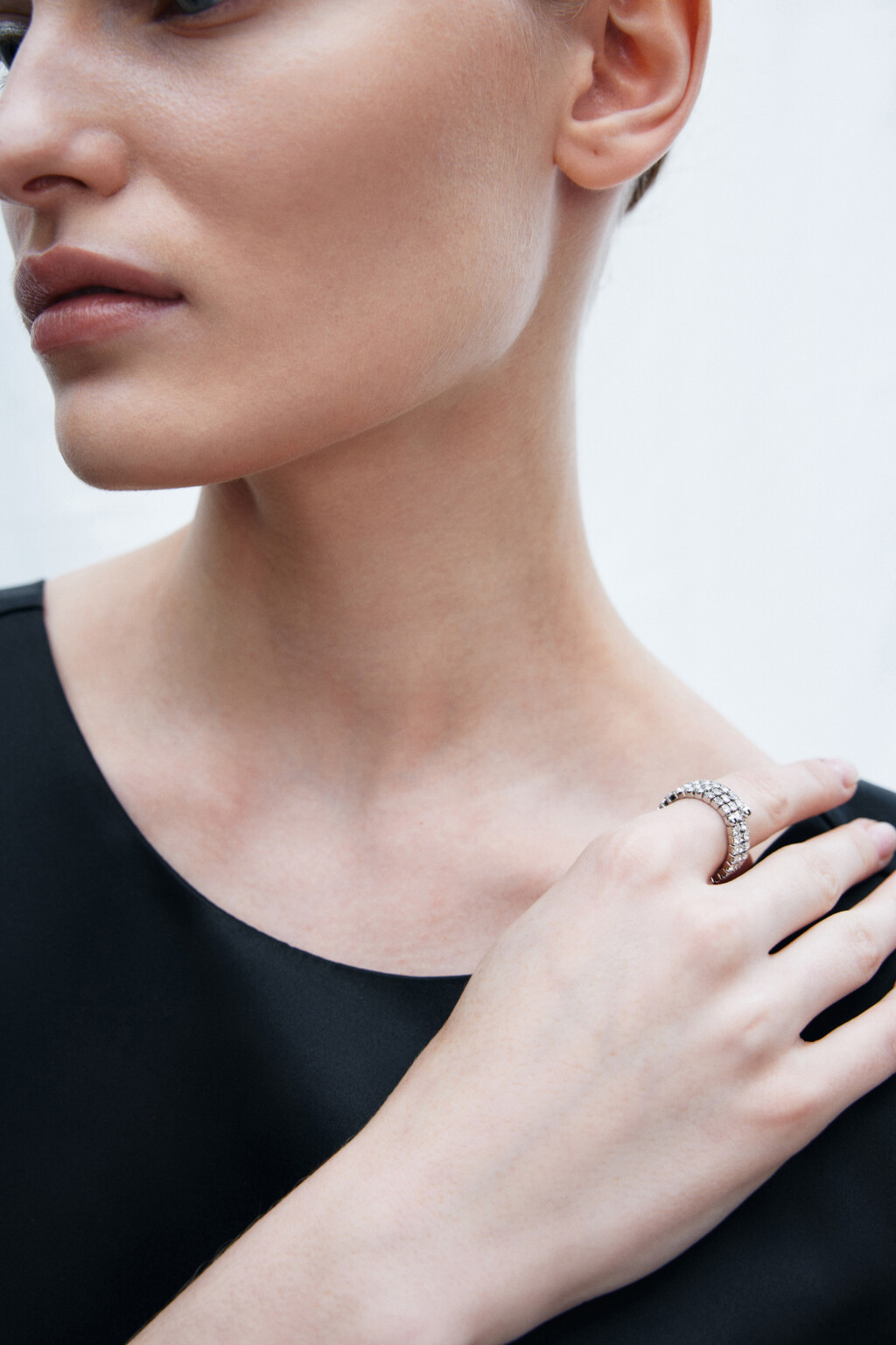 Кольцо-спираль со стразами - цвет серый - 1