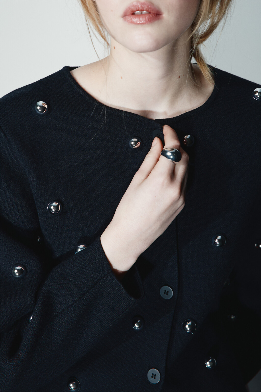 Кольцо серебристое с декором - цвет серый - 2