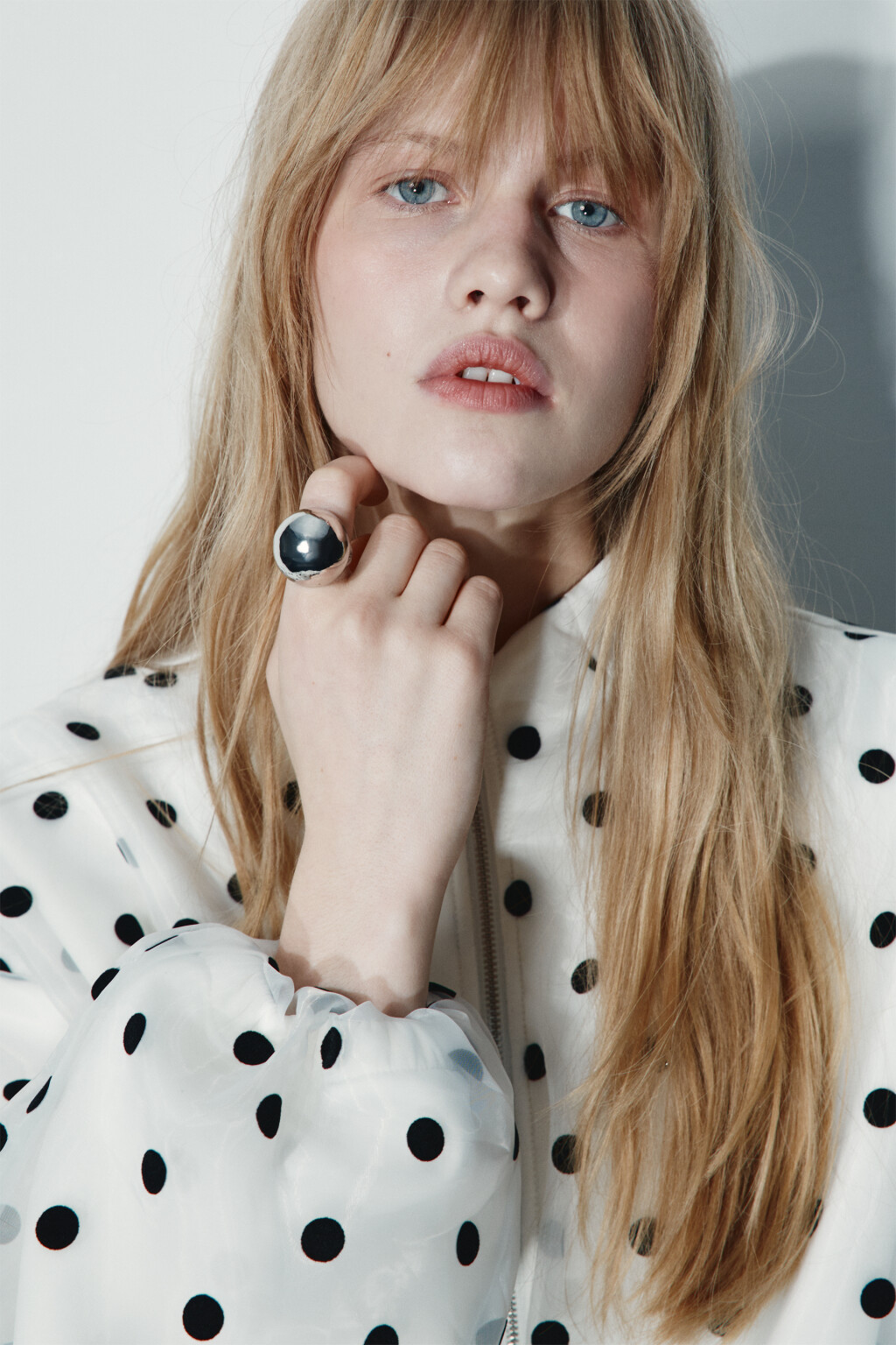 Кольцо с объемным декором - цвет серый - 2