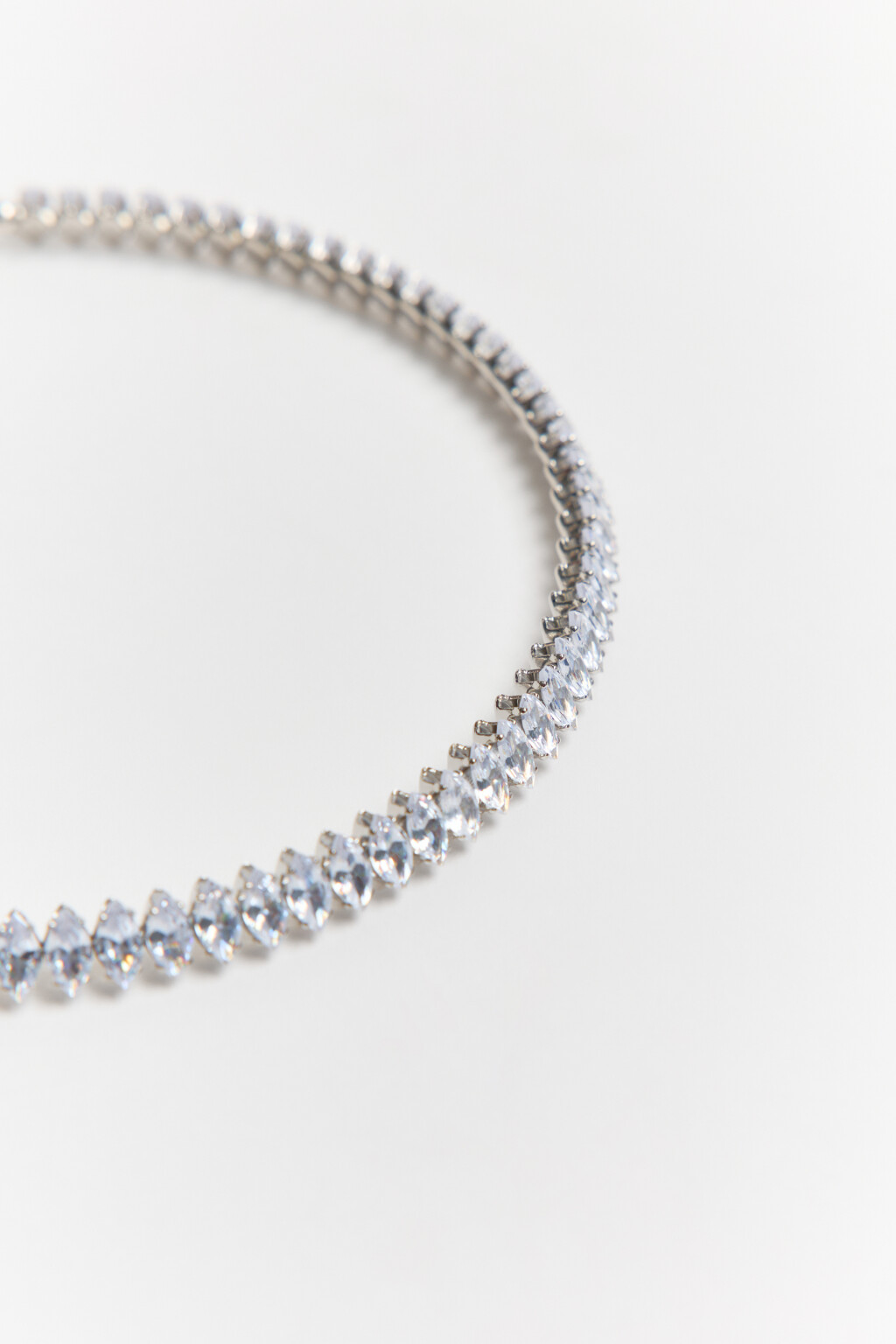 Колье-обруч со стразами - цвет серый - 3