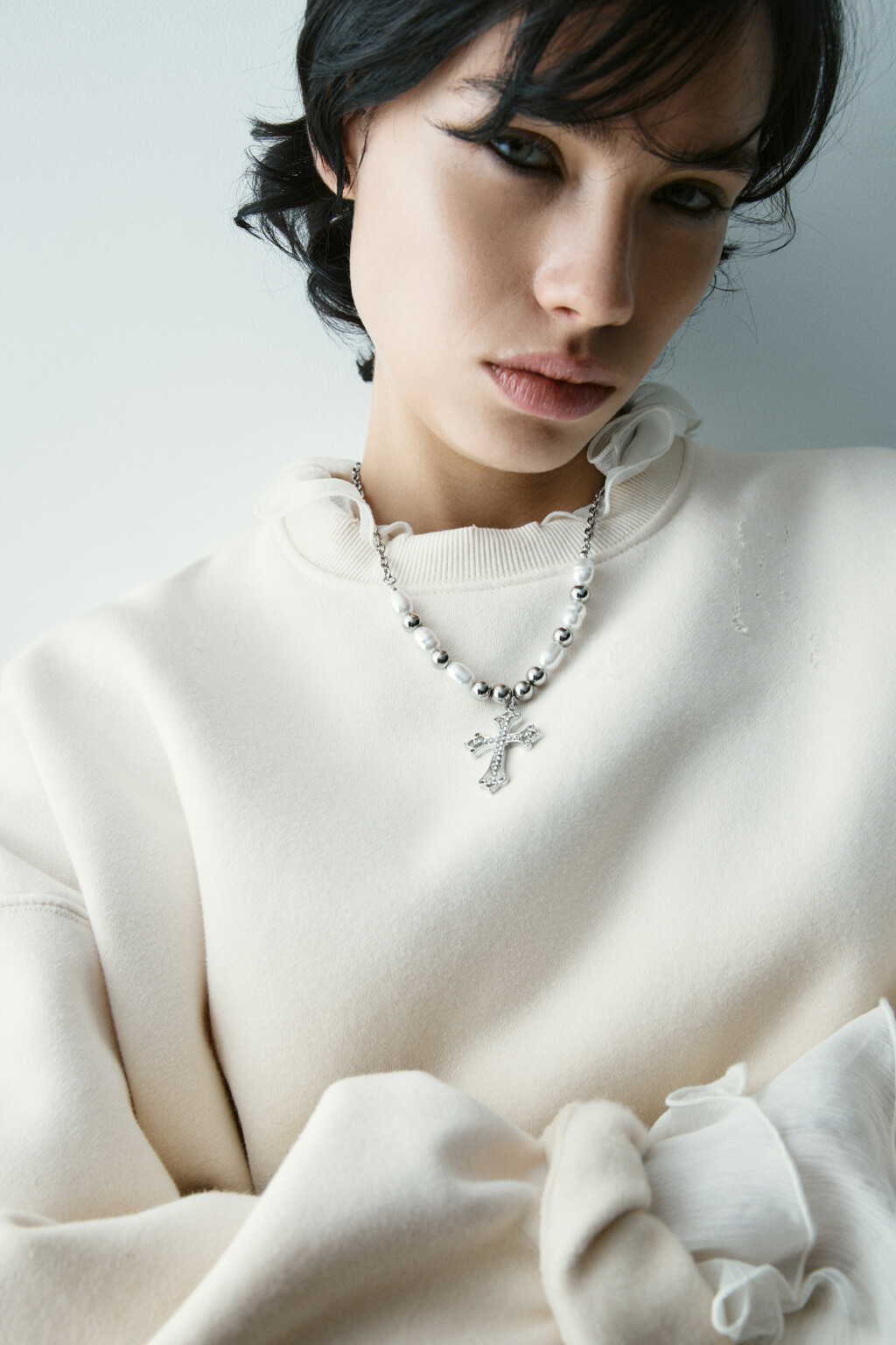 Цепочка с подвеской-крестом и стразами - цвет серый - 2