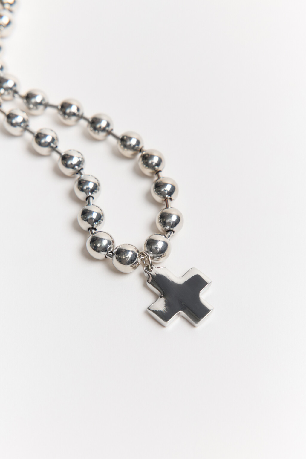 Колье-чокер с бусинами и подвеской - цвет серый - 3