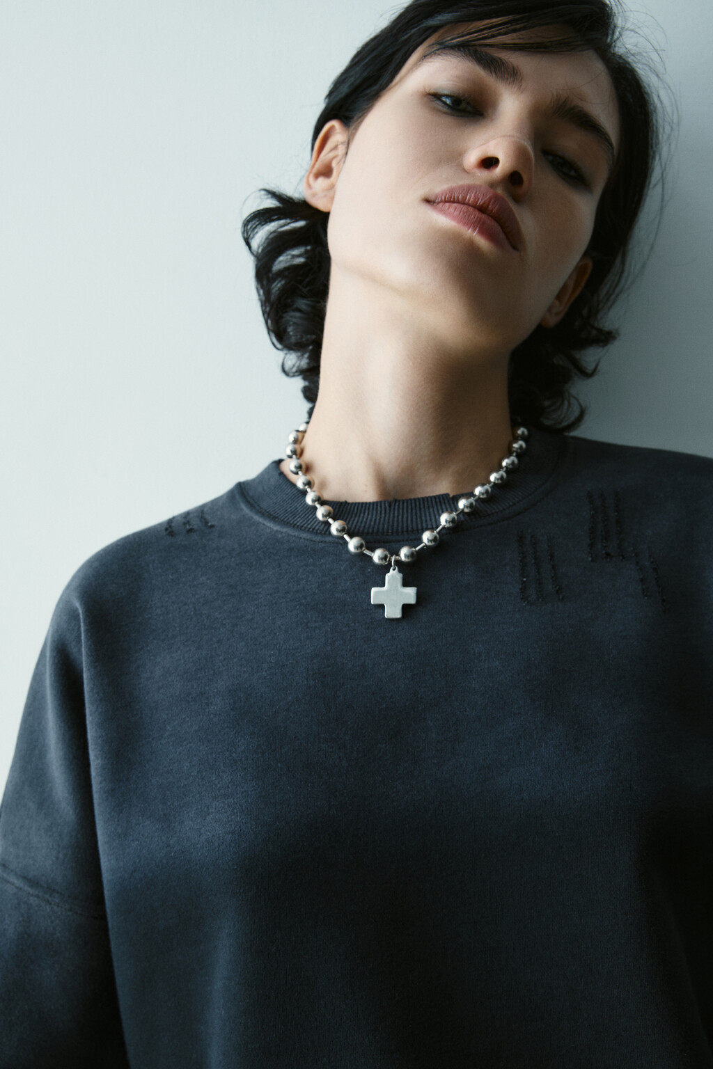 Колье-чокер с бусинами и подвеской - цвет серый - 1