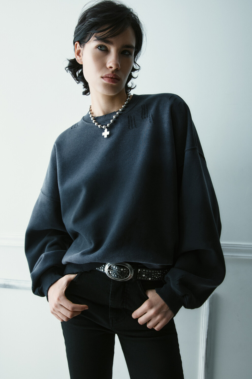 Колье-чокер с бусинами и подвеской - цвет серый - 2