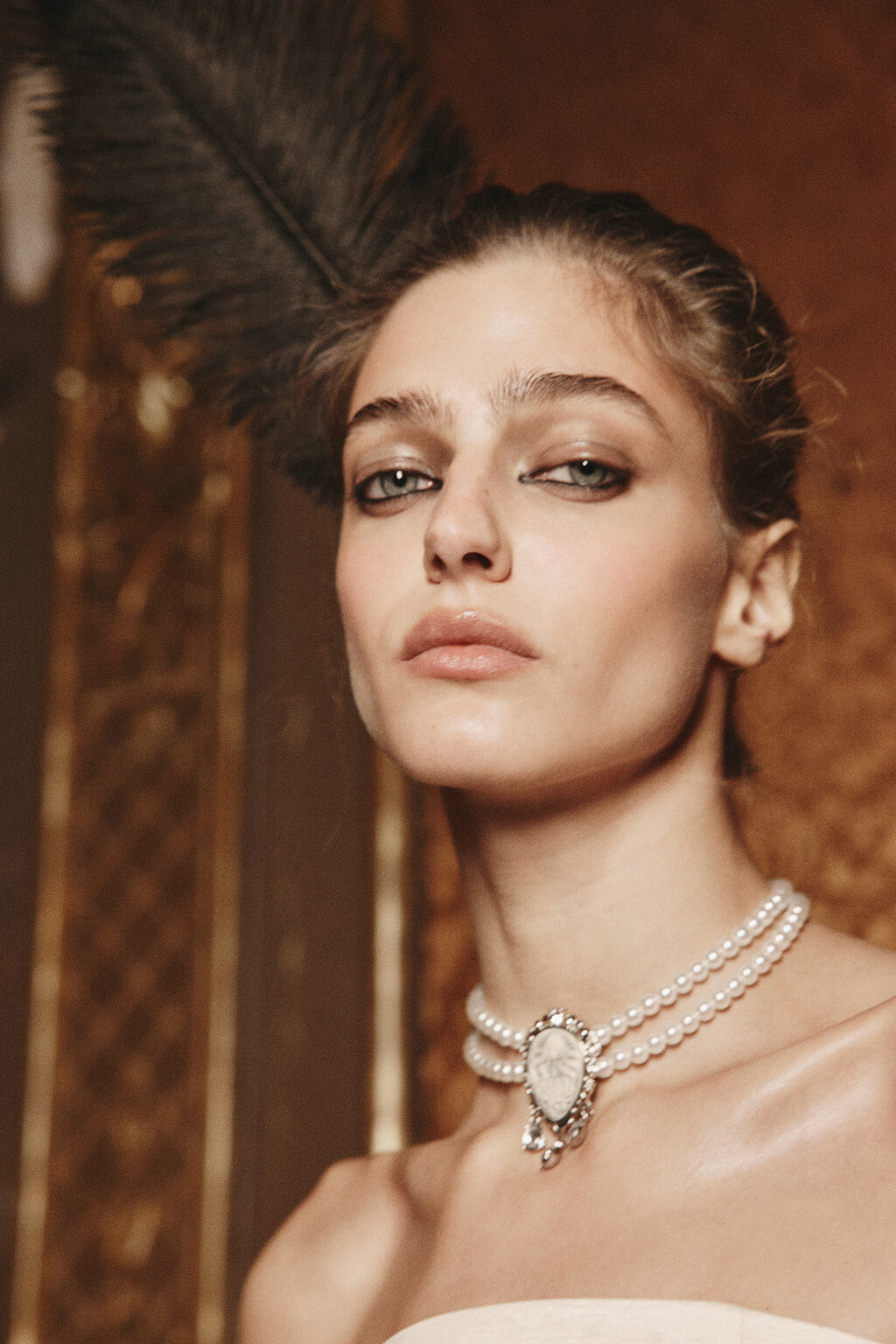 Ожерелье с портретом и подвесками - цвет серый - 1