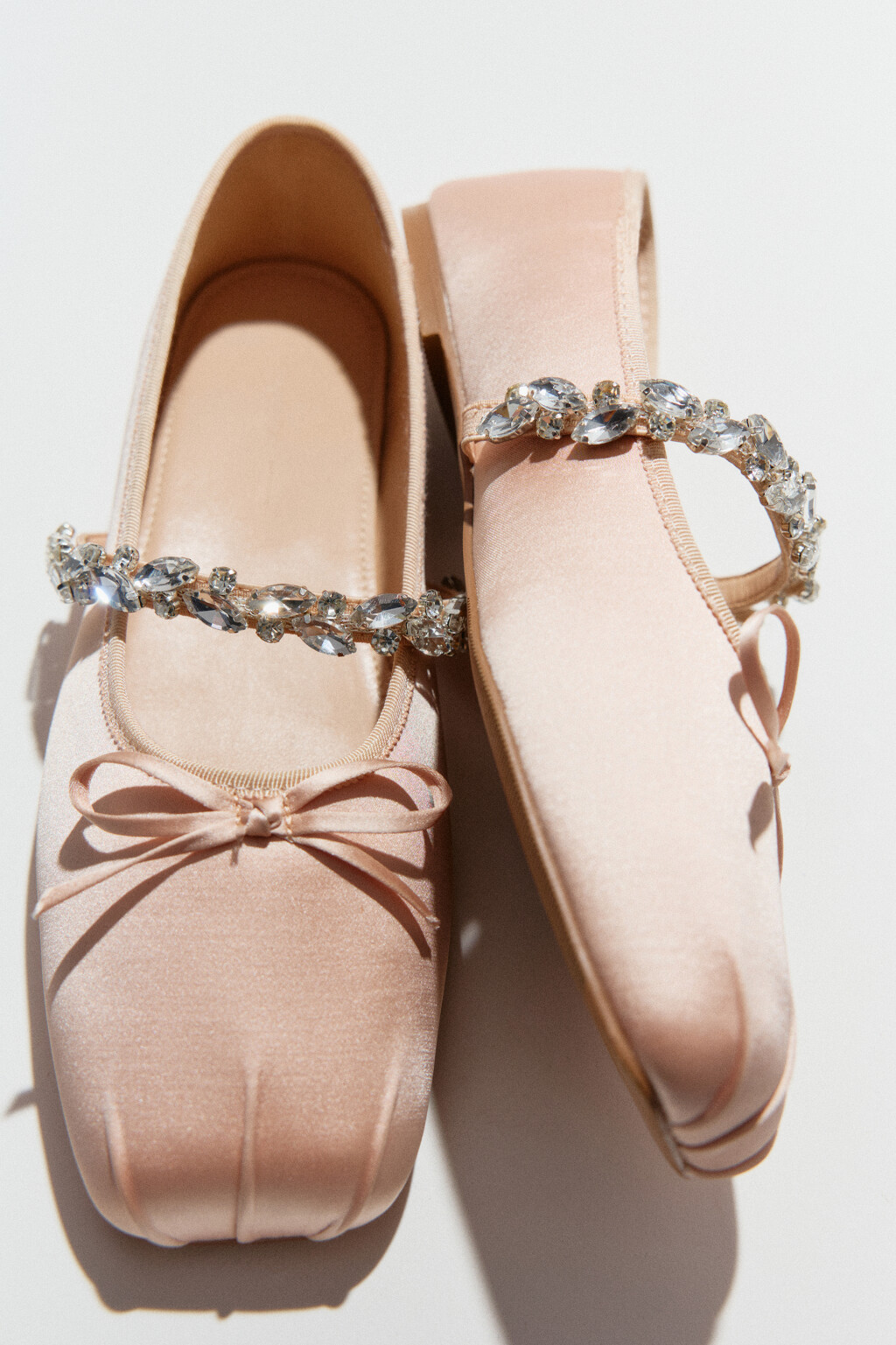 Балетки атласные с ремешком и стразами - цвет бежевый - 10