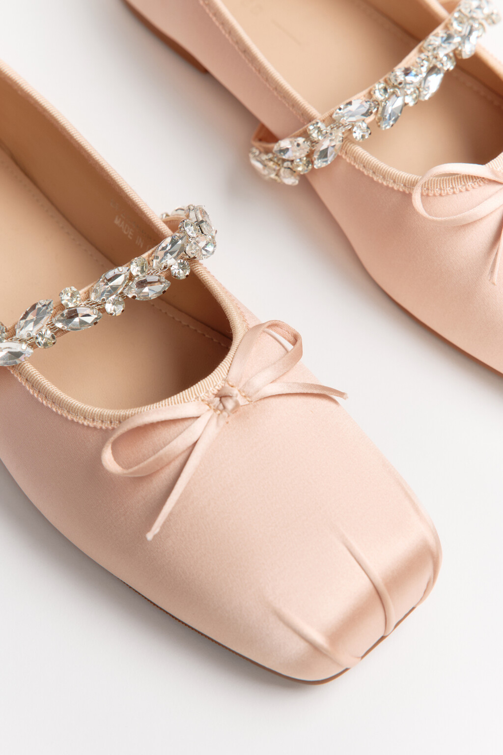 Балетки атласные с ремешком и стразами - цвет бежевый - 8
