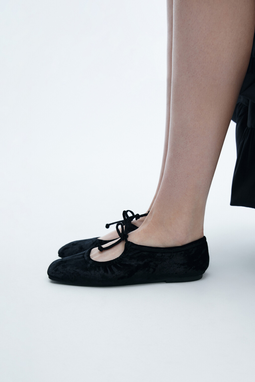 Балетки бархатные с завязками - цвет черный - 4