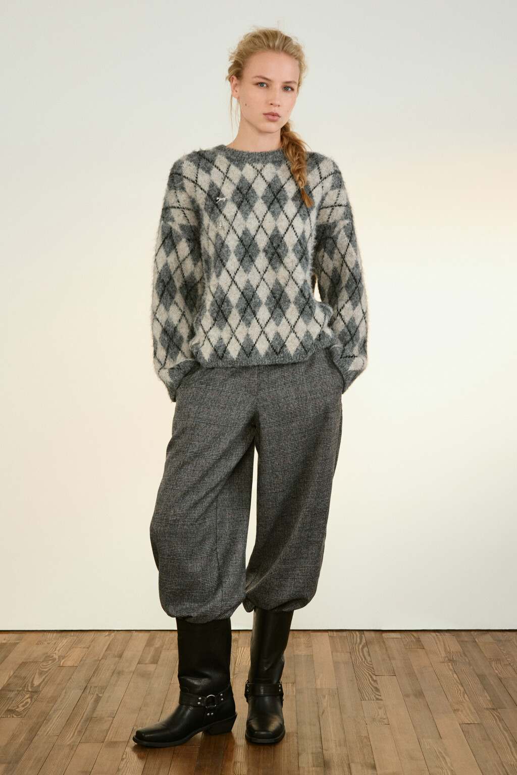 Сапоги-чопперы на скошенном каблуке - цвет черный - 2