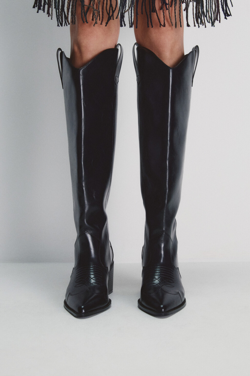 Сапоги-казаки высокие с узором - цвет черный - 3