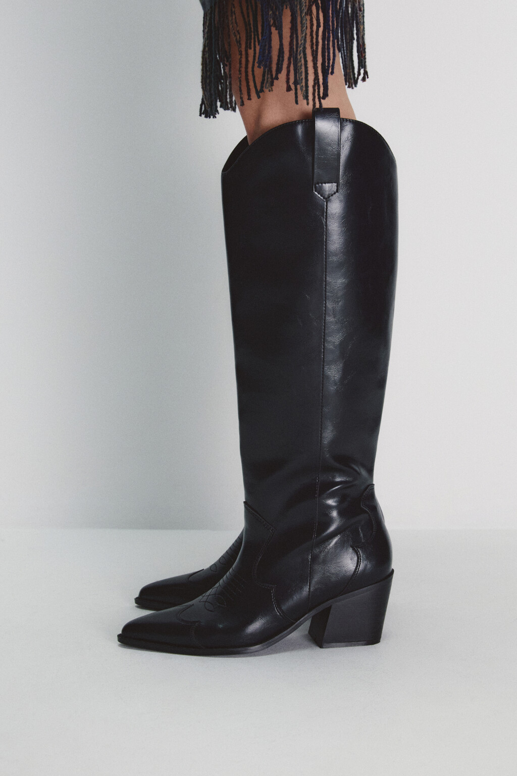 Сапоги-казаки высокие с узором - цвет черный - 2