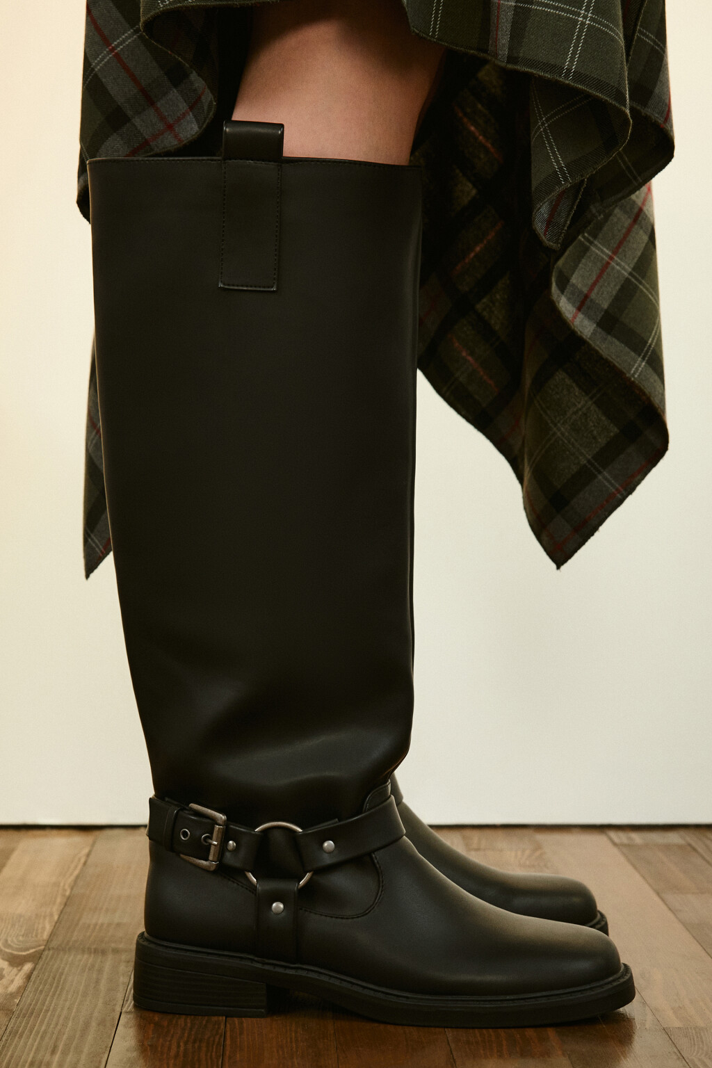 Сапоги-чопперы высокие с пряжками - цвет черный - 2