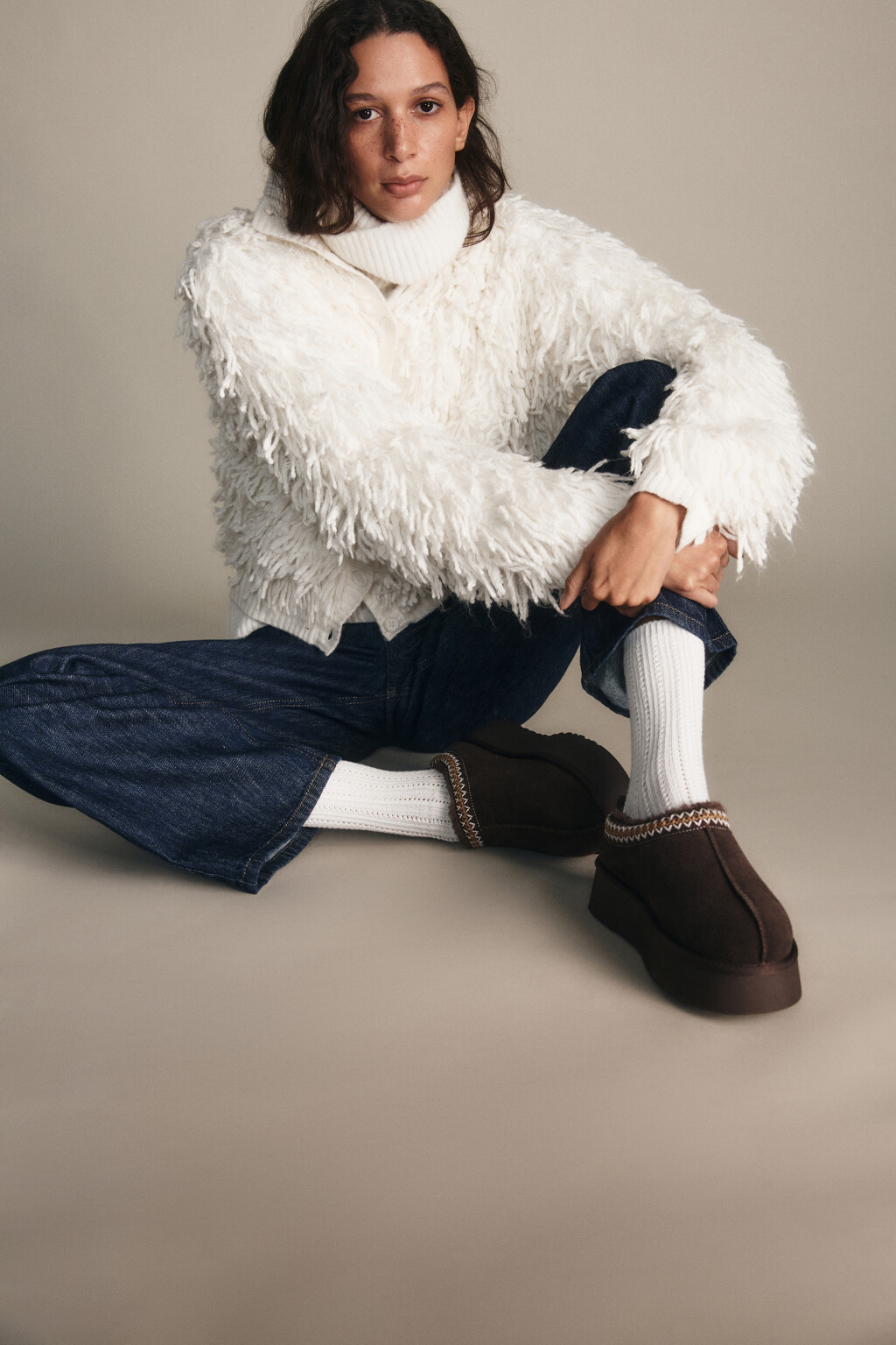 Ботинки-угги замшевые с вышивкой - цвет коричневый - 3