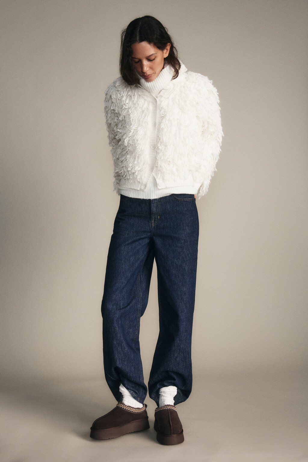 Ботинки-угги замшевые с вышивкой - цвет коричневый - 1